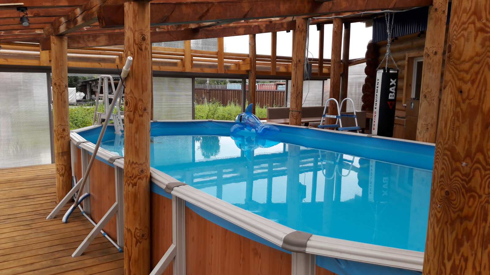 Деревянный дом с фасадом из металического сайдинга, баня с бассейном.