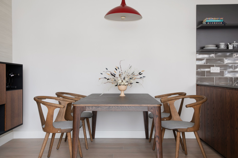 Стильный дизайн: маленькая кухня-столовая в современном стиле с серыми стенами, светлым паркетным полом, бежевым полом и обоями на стенах без камина для на участке и в саду - последний тренд