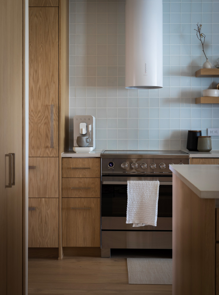 Imagen de cocina escandinava de tamaño medio con salpicadero blanco, salpicadero de azulejos de vidrio y una isla