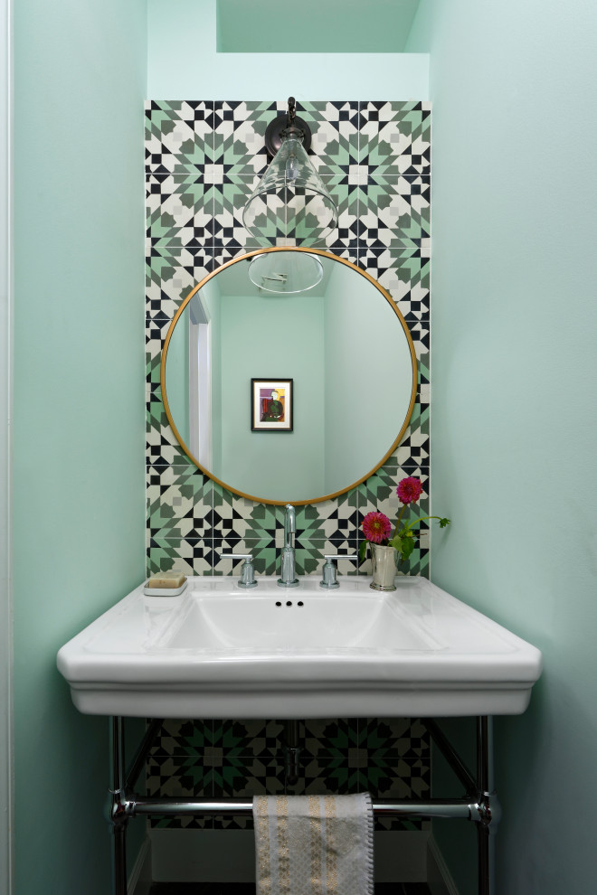 Idée de décoration pour un WC et toilettes design de taille moyenne avec un mur bleu, un plan vasque, un plan de toilette en quartz modifié, un plan de toilette blanc et meuble-lavabo encastré.