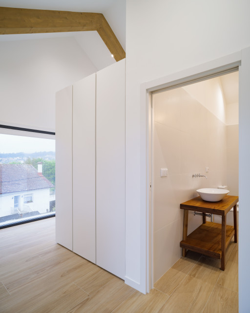 VIVENDA EN CABRAL transitional-bathroom