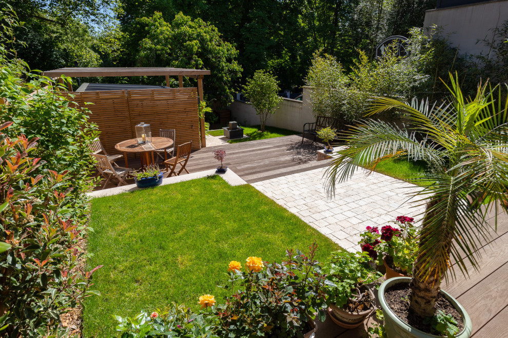 Diseño de jardín tradicional renovado de tamaño medio en verano en patio delantero con pérgola, exposición total al sol y entablado
