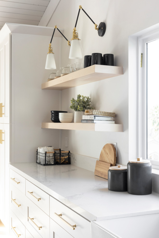 Transitional home design photo in Los Angeles