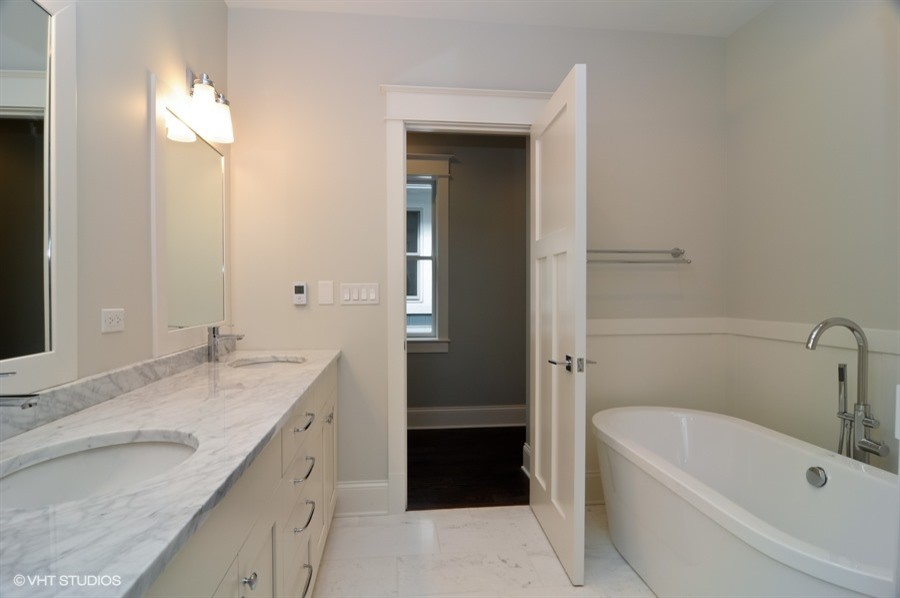 Example of a transitional bathroom design in Chicago