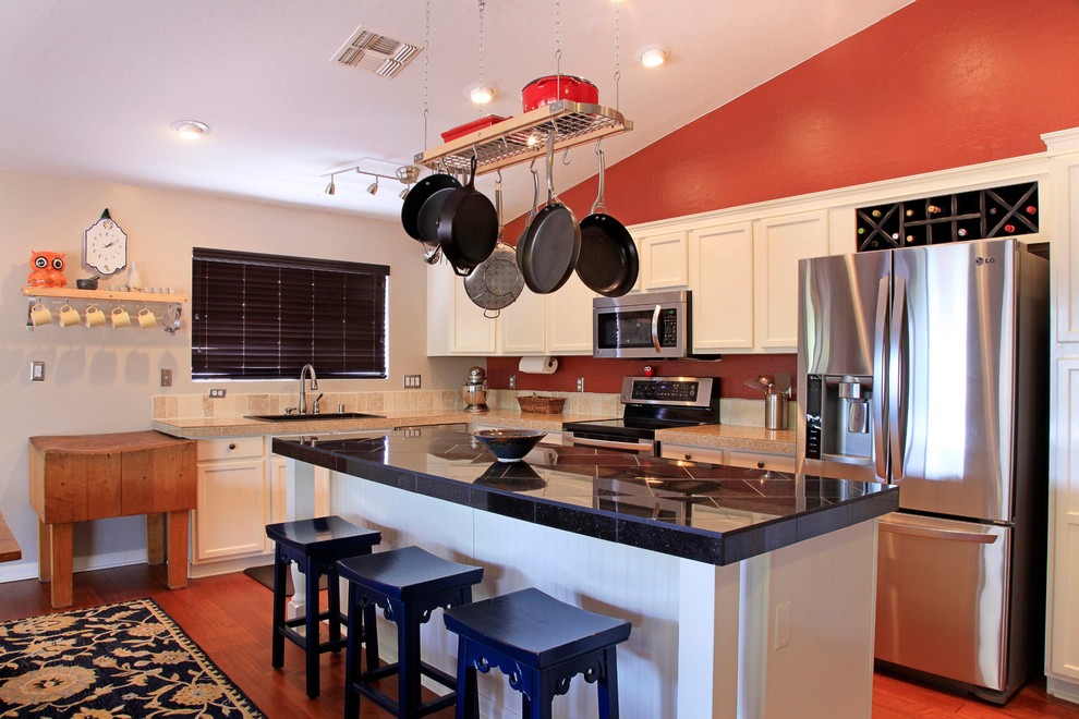 Photo of a traditional l-shaped kitchen in Phoenix.