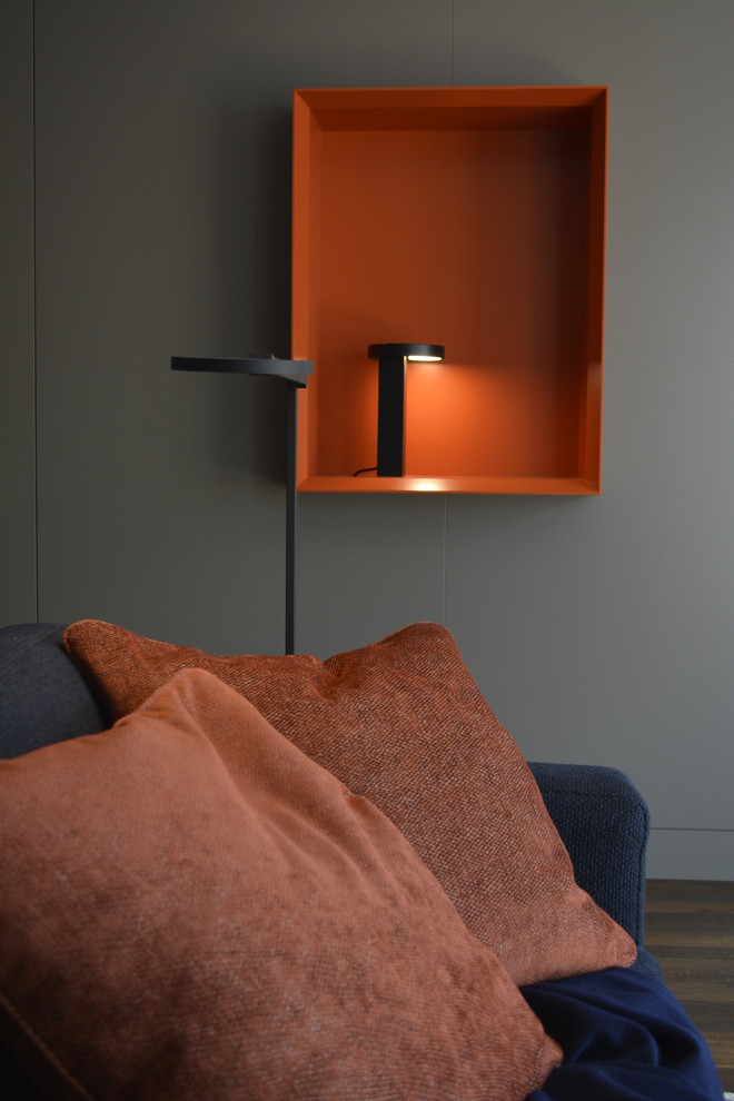 Großes, Offenes Modernes Wohnzimmer mit dunklem Holzboden in Berlin