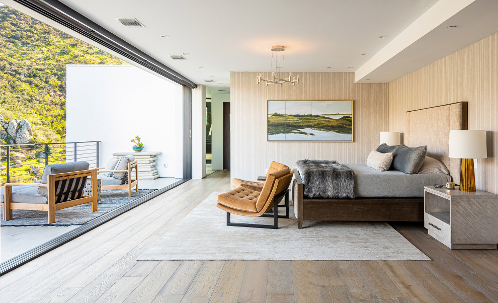Diseño de dormitorio contemporáneo con paredes beige, suelo de madera en tonos medios, suelo marrón y papel pintado
