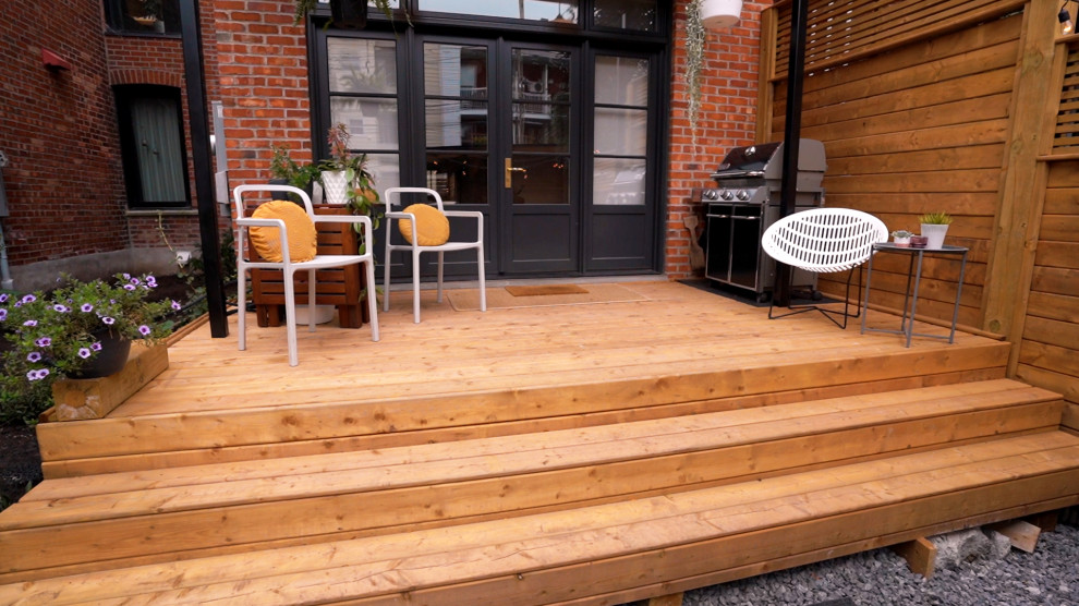 Idée de décoration pour une petite terrasse arrière et au rez-de-chaussée craftsman avec des solutions pour vis-à-vis.