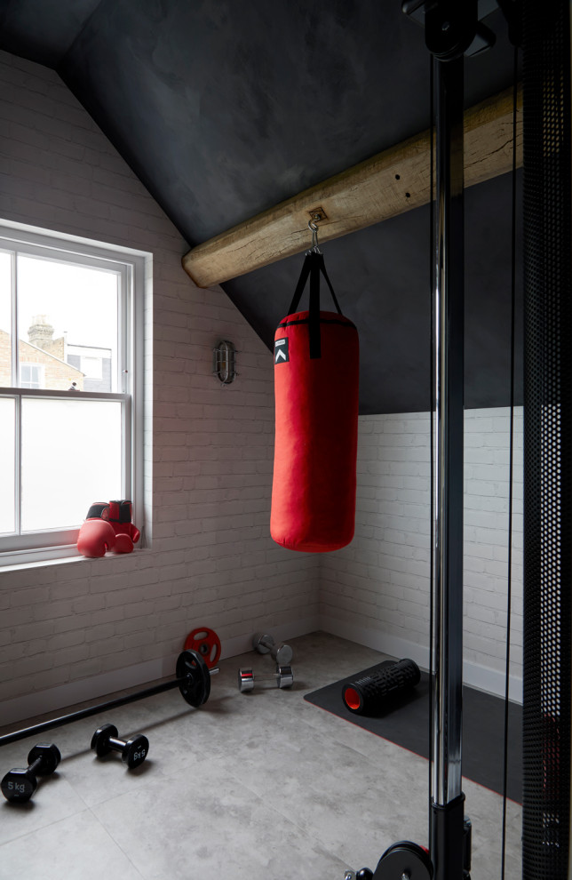 Moderner Fitnessraum mit schwarzer Wandfarbe, grauem Boden und gewölbter Decke in Wiltshire