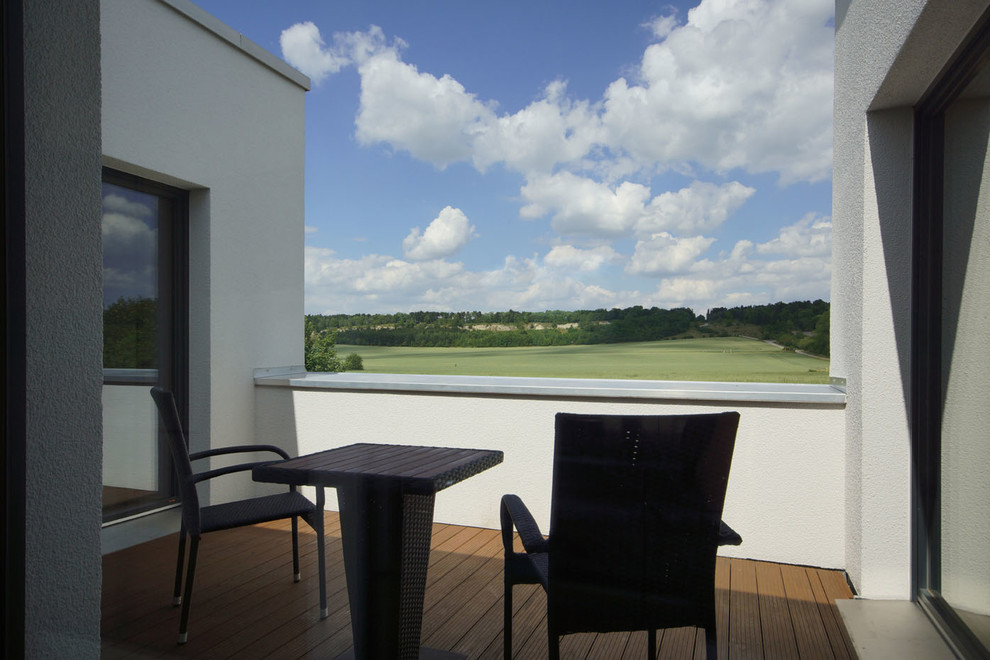 This is an example of a contemporary deck in Leipzig.
