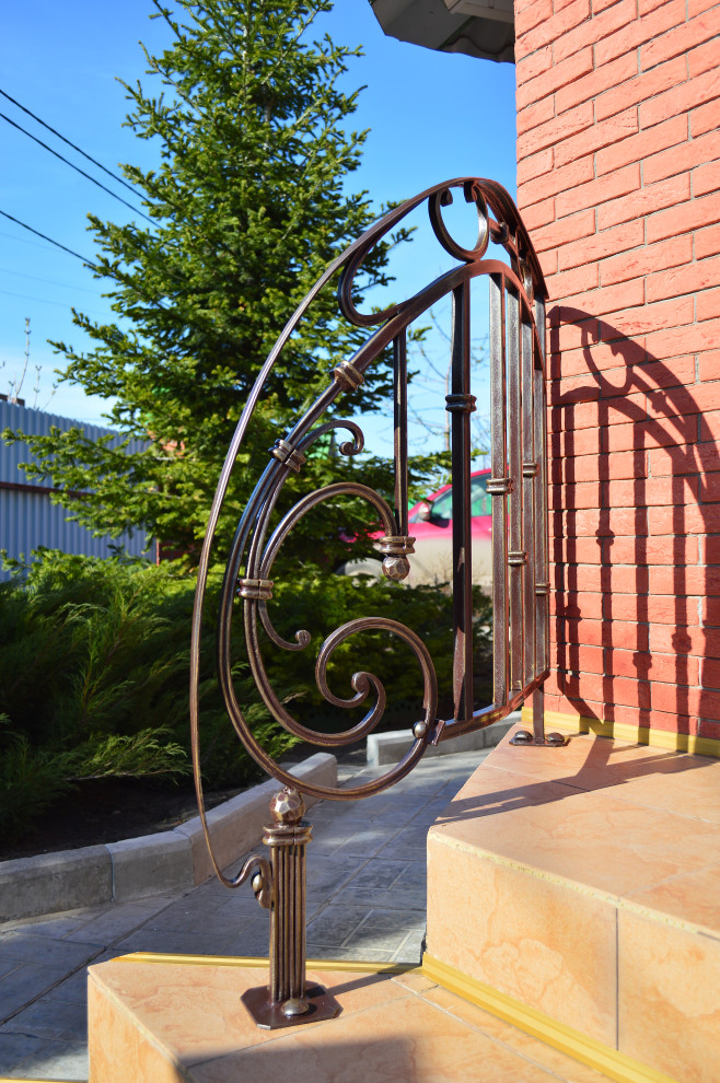 Кованые перила при входе в загородныйдом