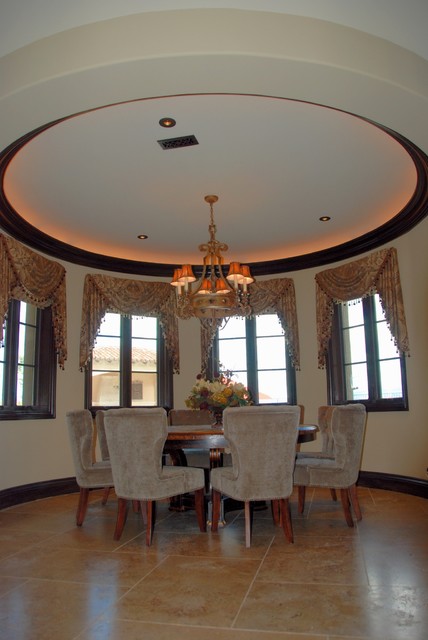 Custom Home in Los Angeles County mediterran-esszimmer