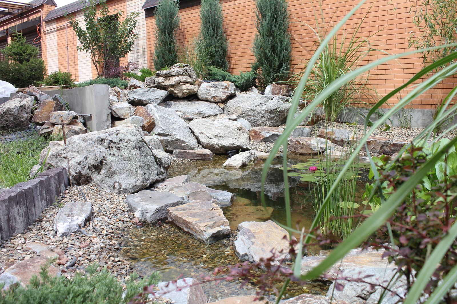 Небольшой сад в природном стиле