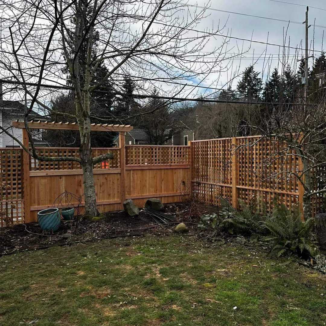 Costum fence with treillice and square lattice