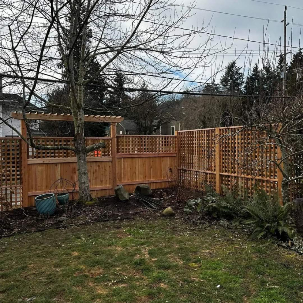 Costum fence with treillice and square lattice