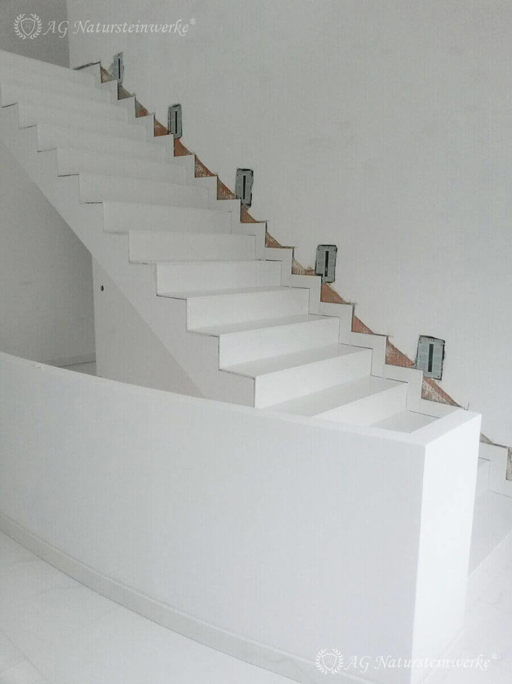Idées déco pour un grand escalier classique.