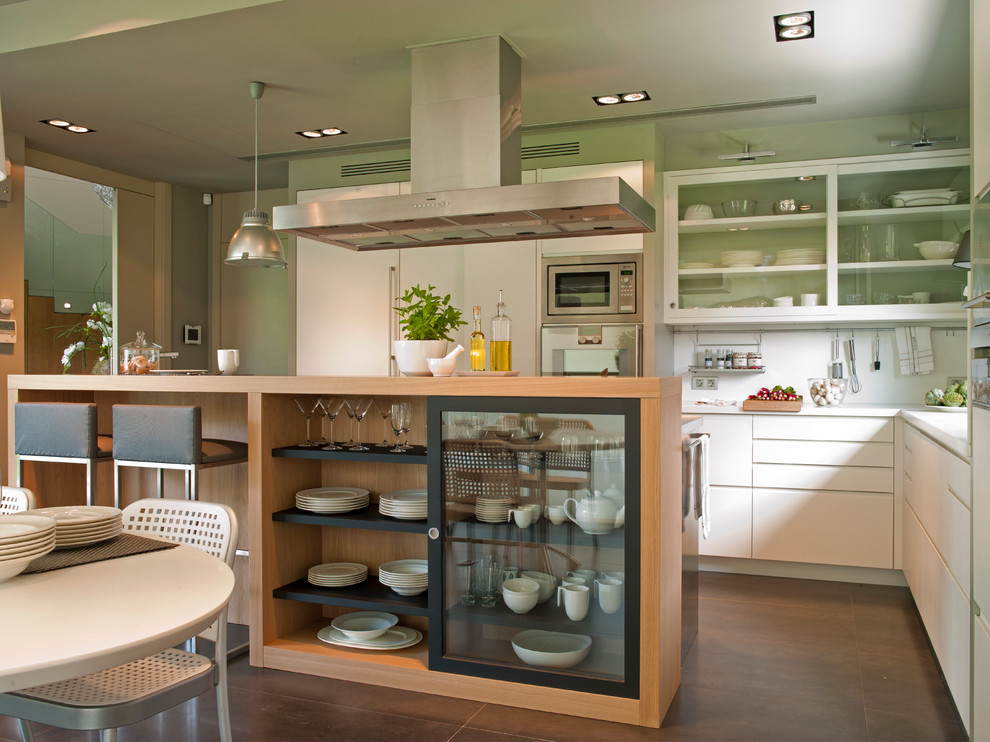 This is an example of a contemporary kitchen in Barcelona.