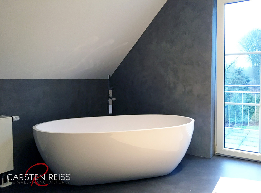 Industrial Badezimmer mit grauer Wandfarbe und Betonboden in Nürnberg