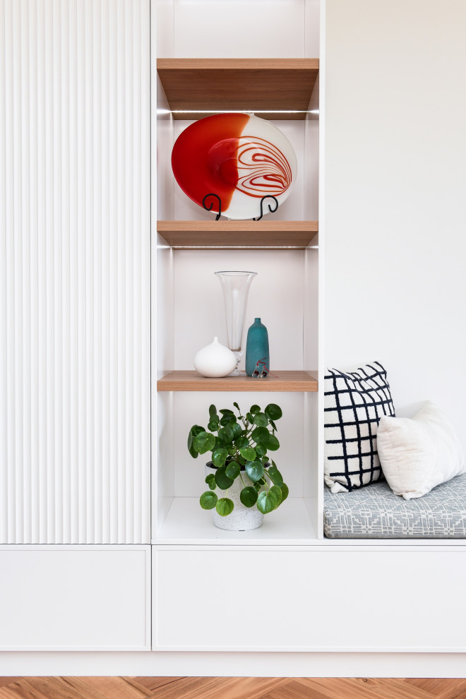 Mittelgroßes, Offenes Modernes Wohnzimmer mit weißer Wandfarbe, TV-Wand und braunem Boden in Sydney