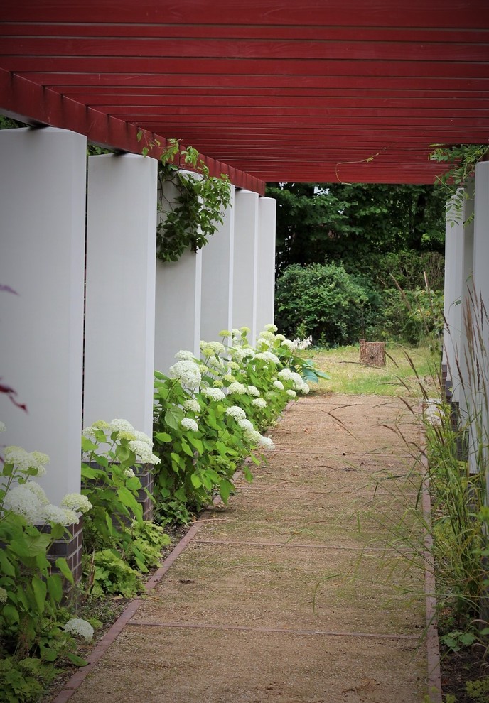 Große Moderne Pergola neben dem Haus in Berlin