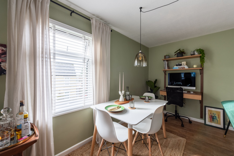 Bild på ett mellanstort funkis separat vardagsrum, med en hemmabar, gröna väggar, laminatgolv och en väggmonterad TV