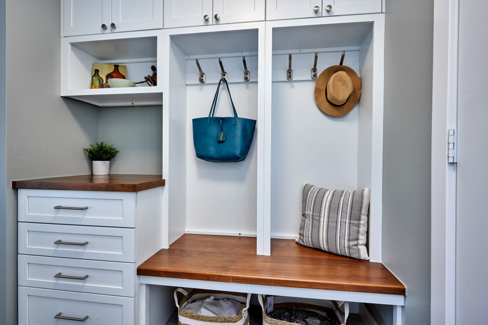 Example of a transitional entryway design in Denver