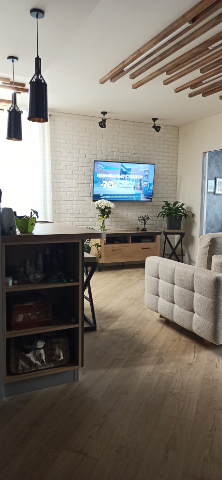 Современный интерьер с элементами лофта и сканди.