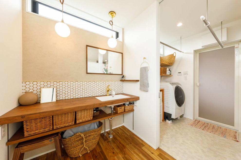 Photo of a mid-sized industrial single-wall utility room in Tokyo Suburbs with an undermount sink, open cabinets, brown cabinets, wood benchtops, white walls, medium hardwood floors, brown floor, brown benchtop, wallpaper and wallpaper.