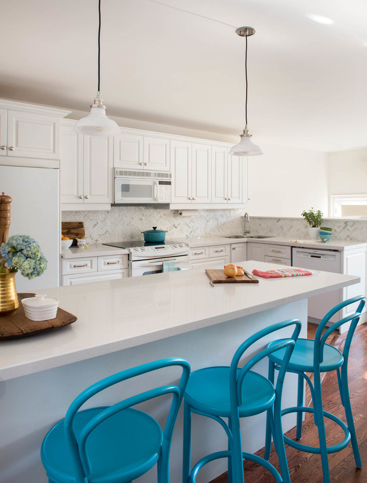 Kitchen - transitional kitchen idea in Toronto