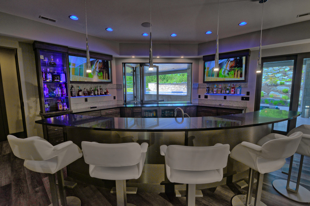 Esempio di un grande bancone bar moderno con lavello sottopiano, ante lisce, ante grigie, top in quarzo composito, paraspruzzi blu, paraspruzzi con piastrelle di vetro, pavimento in gres porcellanato, pavimento grigio e top nero