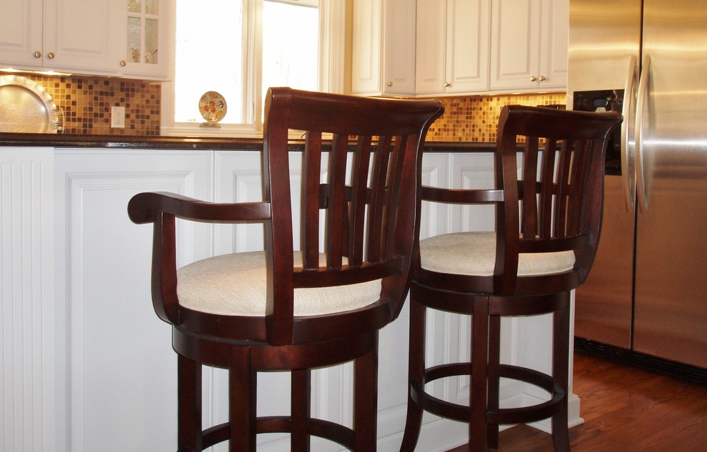 Kitchen - transitional kitchen idea in Minneapolis