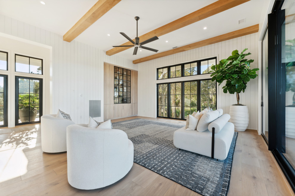 Example of a transitional home design design in Charleston