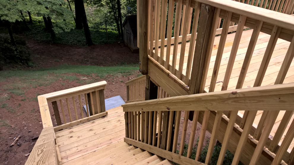 Inspiration for a transitional deck remodel in Atlanta