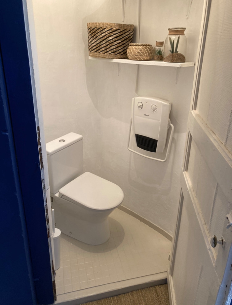 Идея дизайна: маленький туалет в стиле ретро с унитазом-моноблоком и бежевым полом для на участке и в саду