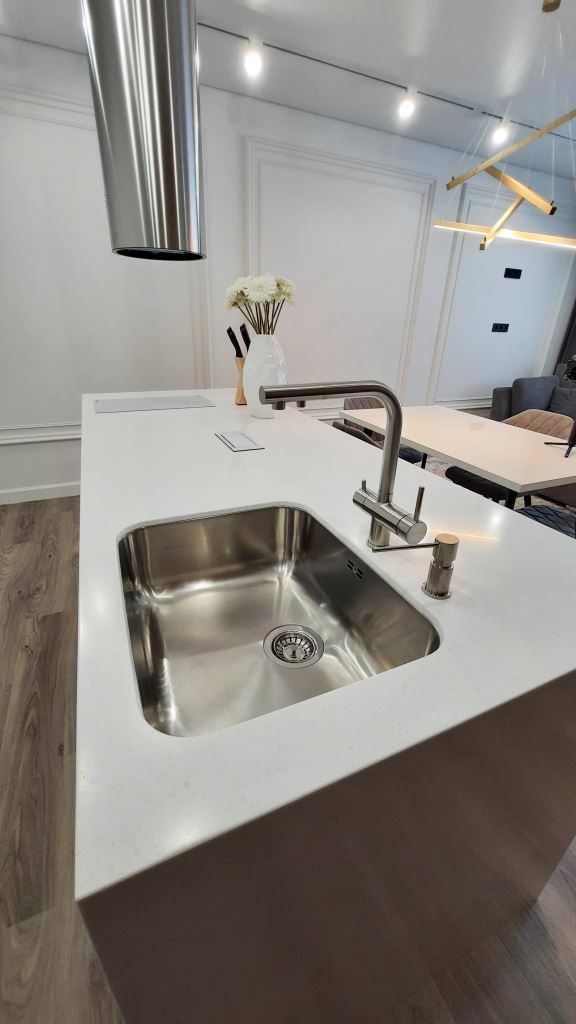 Интерьер кухни-гостиной с островом