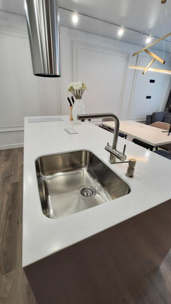 Интерьер кухни-гостиной с островом