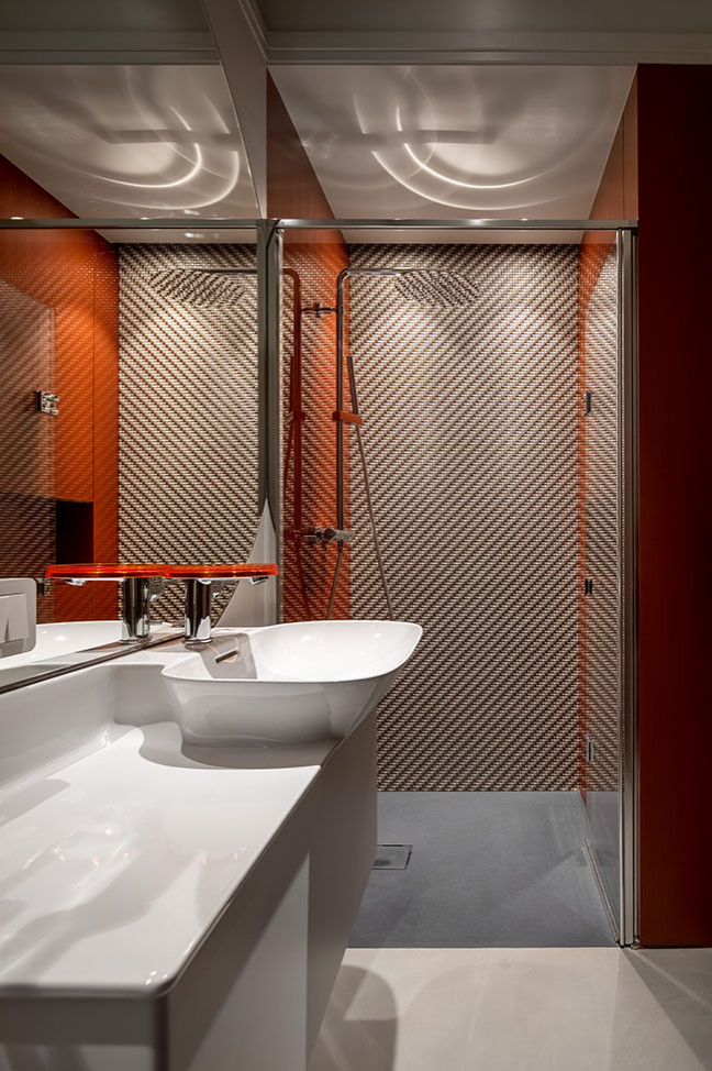 Immagine di una grande stanza da bagno classica con pareti bianche, pavimento in legno massello medio, pavimento multicolore, soffitto a volta e pannellatura