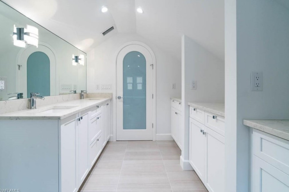 Imagen de cuarto de baño principal, doble, a medida y abovedado clásico con armarios estilo shaker y puertas de armario blancas