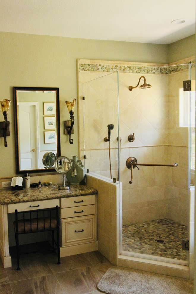 Пример оригинального дизайна: большая главная ванная комната в классическом стиле с фасадами с утопленной филенкой, бежевыми фасадами, полновстраиваемой ванной, угловым душем, раздельным унитазом, бежевой плиткой, керамогранитной плиткой, зелеными стенами, полом из керамогранита, врезной раковиной, столешницей из искусственного кварца, коричневым полом, душем с распашными дверями, бежевой столешницей, сиденьем для душа, тумбой под одну раковину и встроенной тумбой