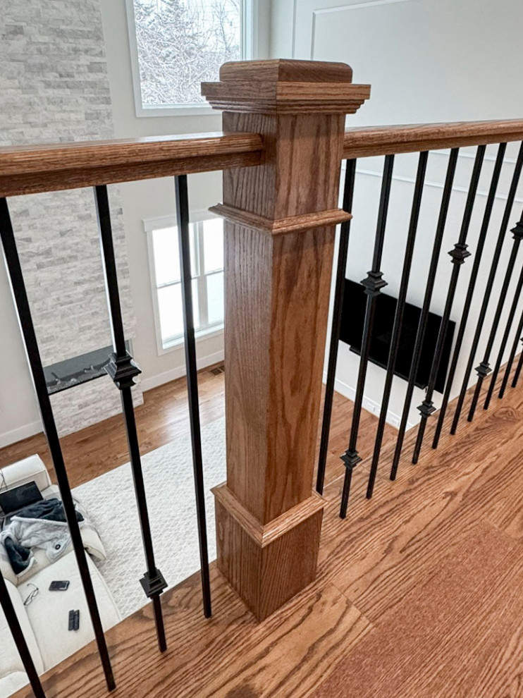 На фото: изогнутая деревянная лестница среднего размера в стиле неоклассика (современная классика) с деревянными ступенями и перилами из смешанных материалов с