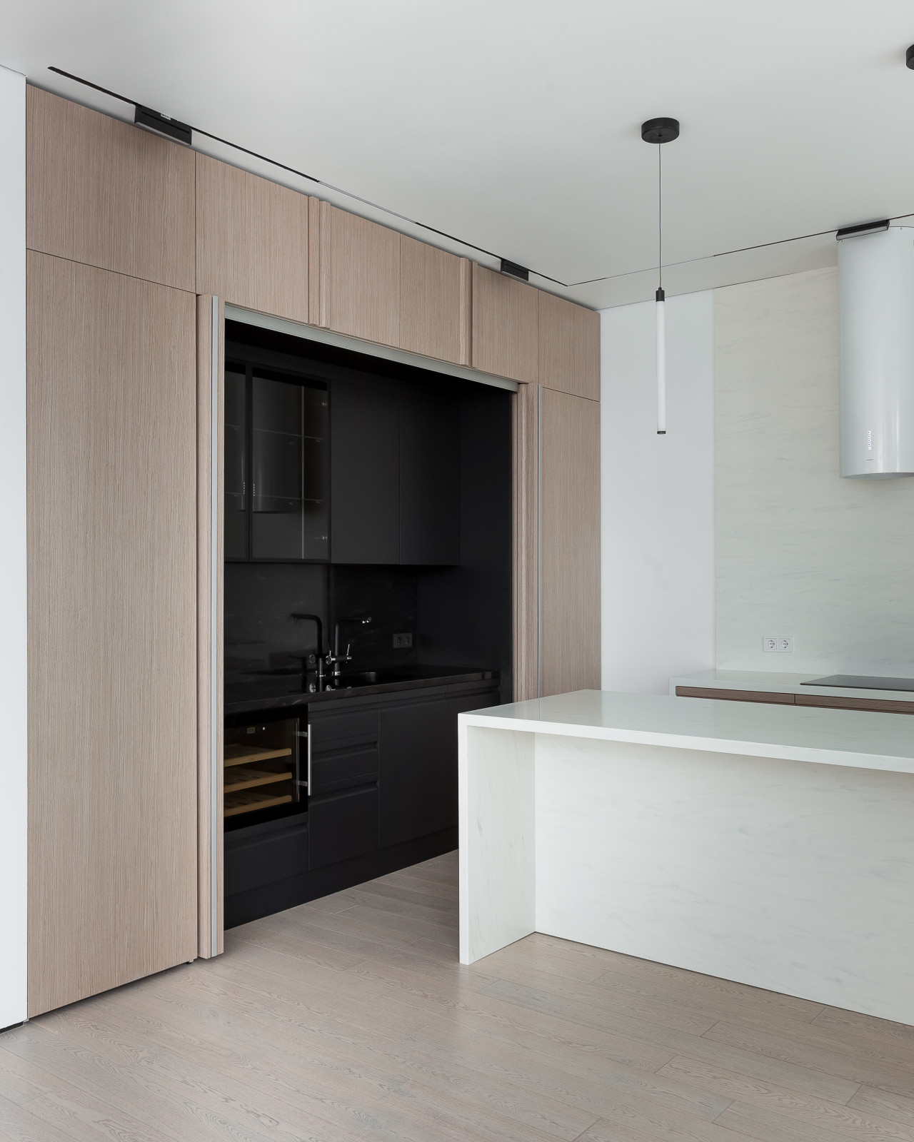 Современный интерьер кухни с островом и складными фасадами