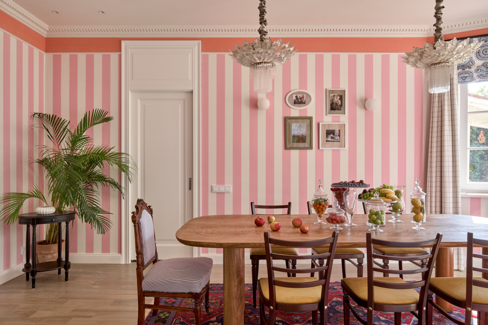 Столовая и кухня в розовую полоску