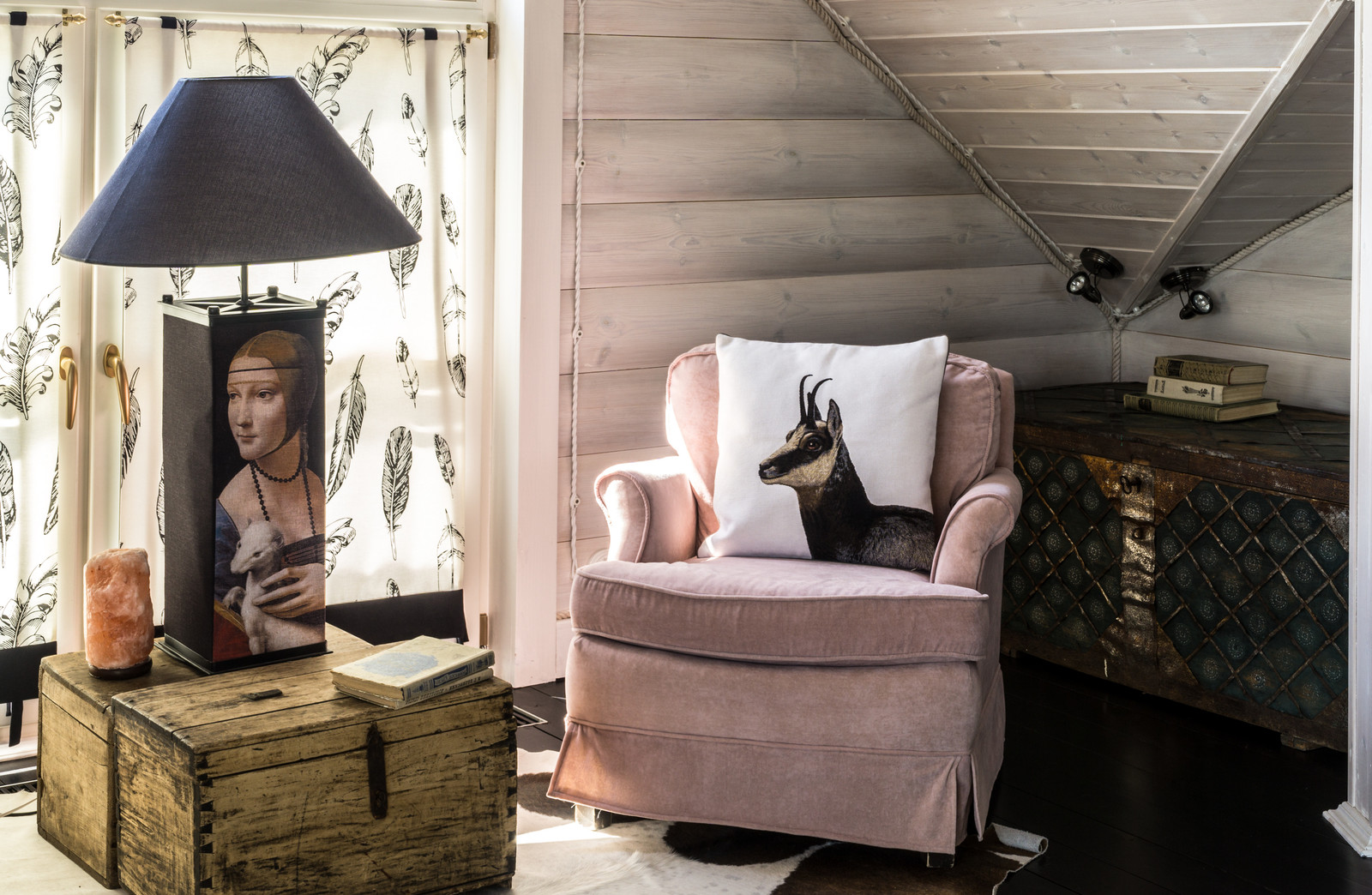 Черно-белая баня с яркими акцентами