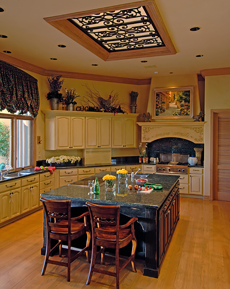 Example of a transitional kitchen design in Phoenix