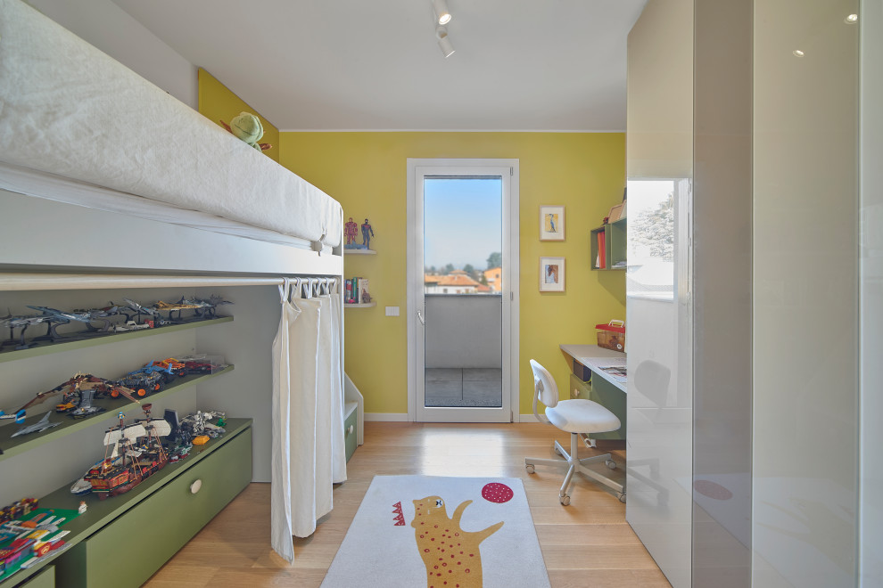 На фото: маленькая детская в стиле модернизм с рабочим местом, желтыми стенами, светлым паркетным полом и панелями на стенах для на участке и в саду, ребенка от 4 до 10 лет, мальчика с