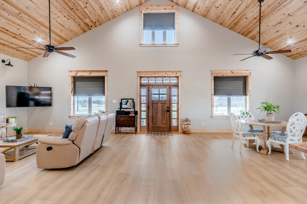 Mittelgroßes, Offenes Landhaus Wohnzimmer mit grauer Wandfarbe, Vinylboden, TV-Wand, beigem Boden und Holzdecke in Houston
