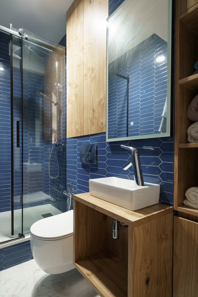 Голубая кухня, жалюзийный шкаф, полки и мебель в ванную с натуральным шпоном дуб