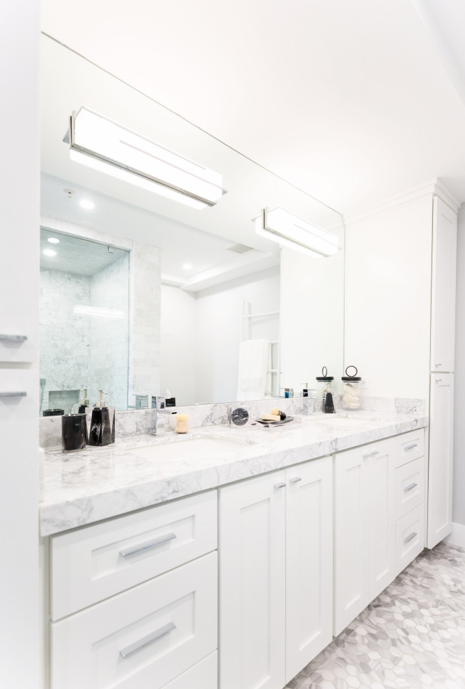 Example of a transitional bathroom design in Phoenix