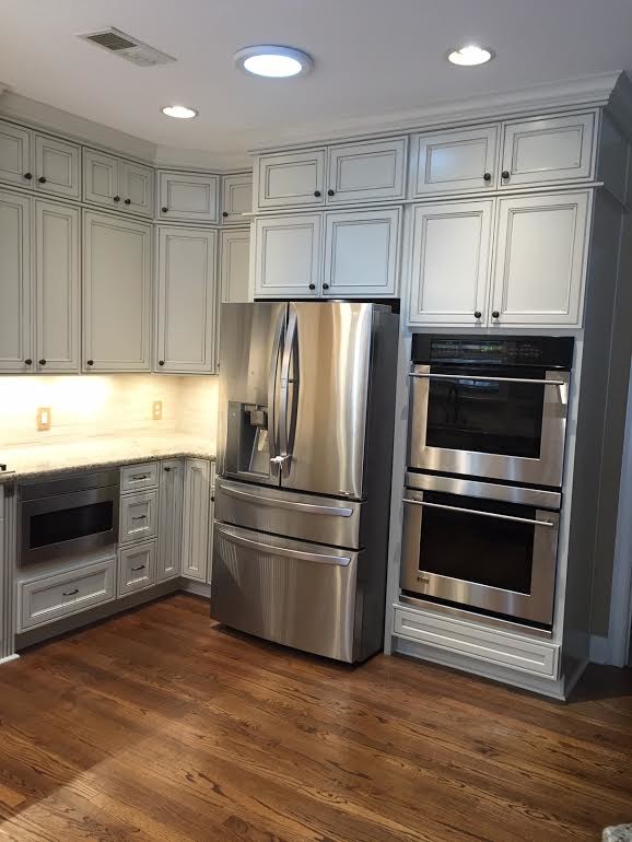 Mid-sized traditional u-shaped separate kitchen in Other with with island.