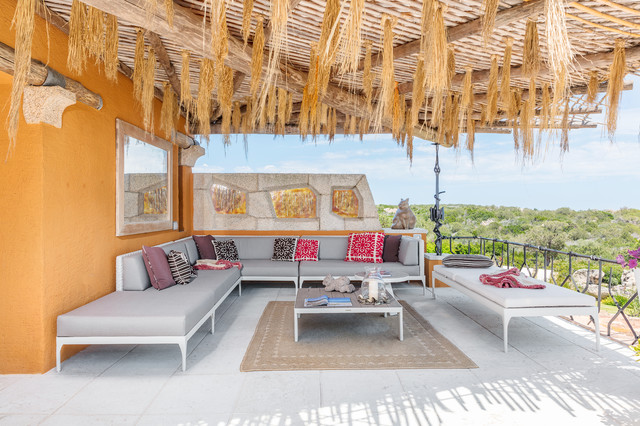 Zona outdoor con divano angolare mediterraneo-terraza-y-balcon